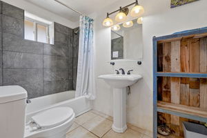 32 Valerio Road Bathroom