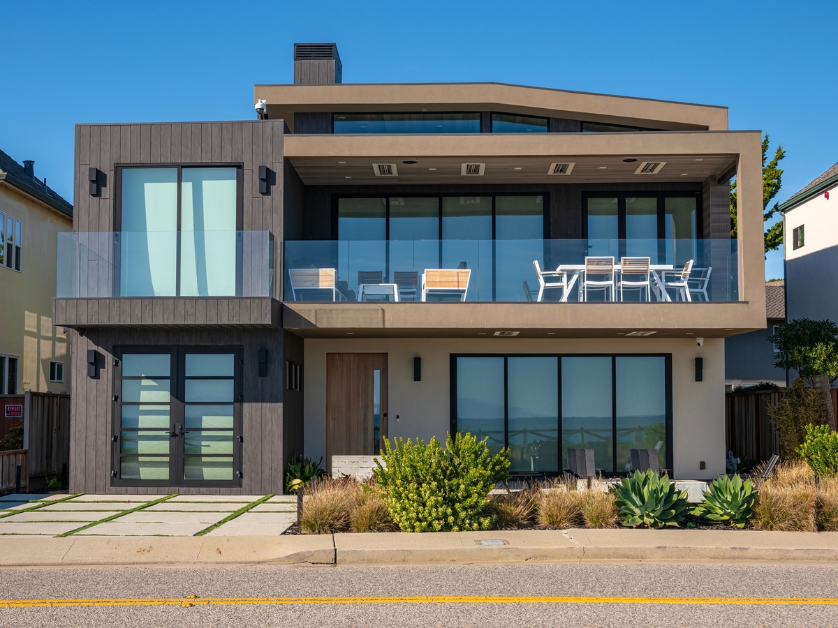 Moden,Houses,Near,The,Shoreline,Santa,Cruz,California.