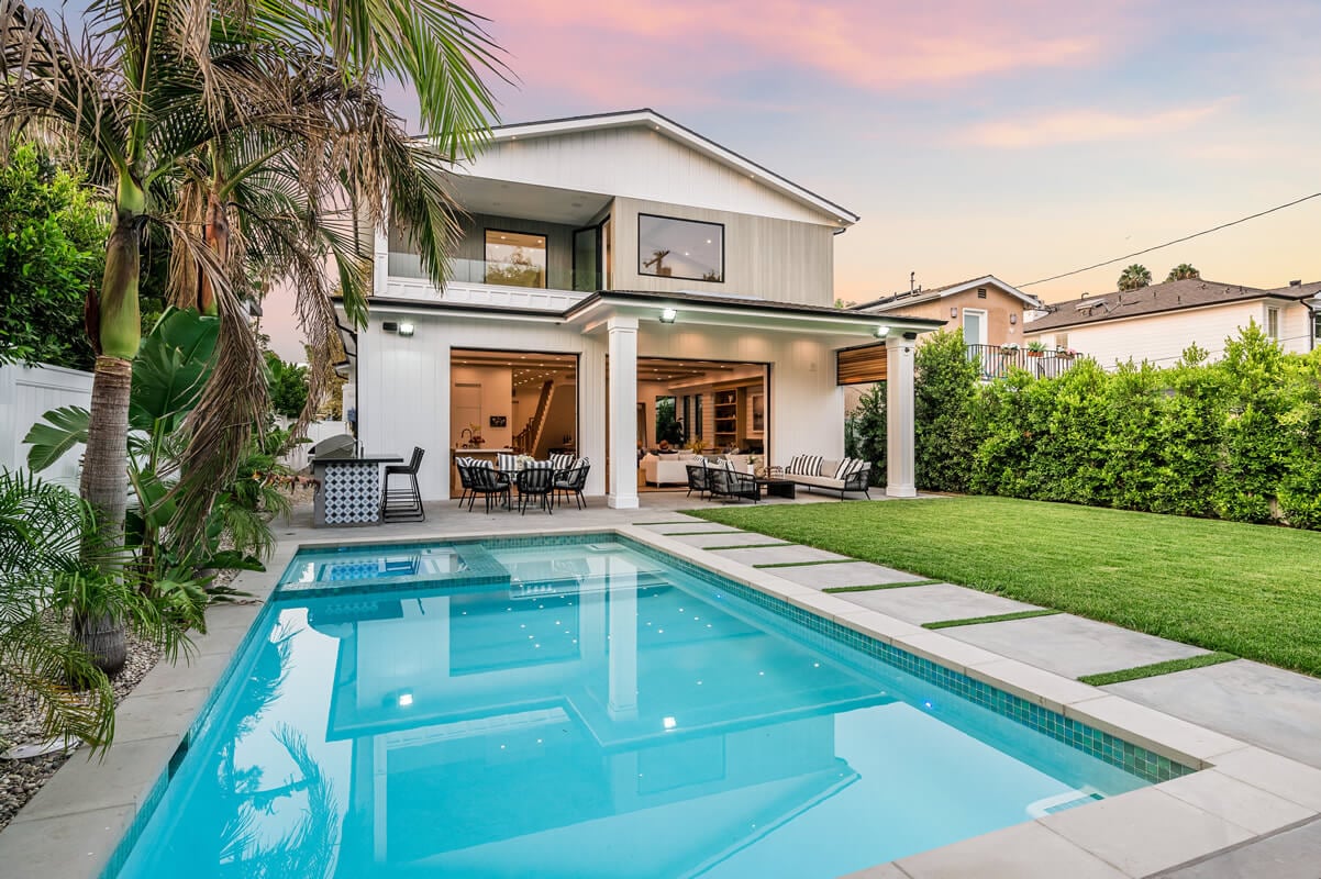 exterior-view-of-a-contemporary-new-home-in-los-an-2024-05-10-20-48-20-utc (1)