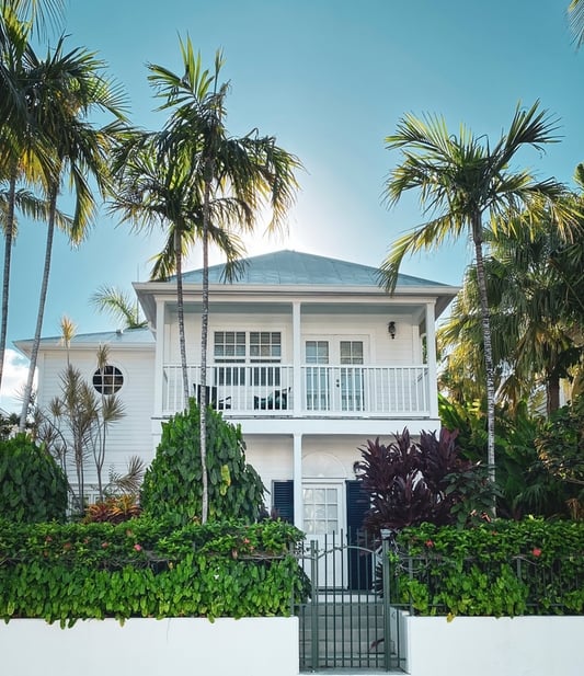 Picturesque,House,With,Palm,Trees,In,The,Streets,Of,Key