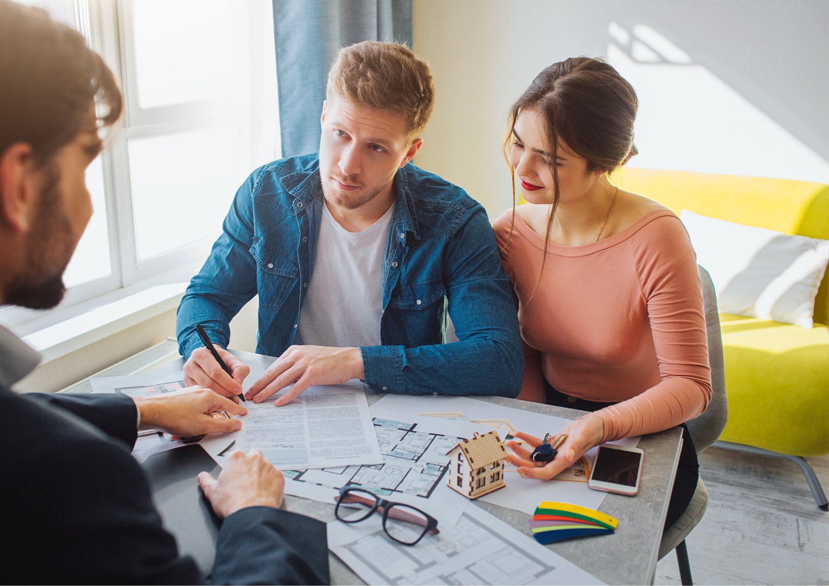 couple-homebuyers-sellers