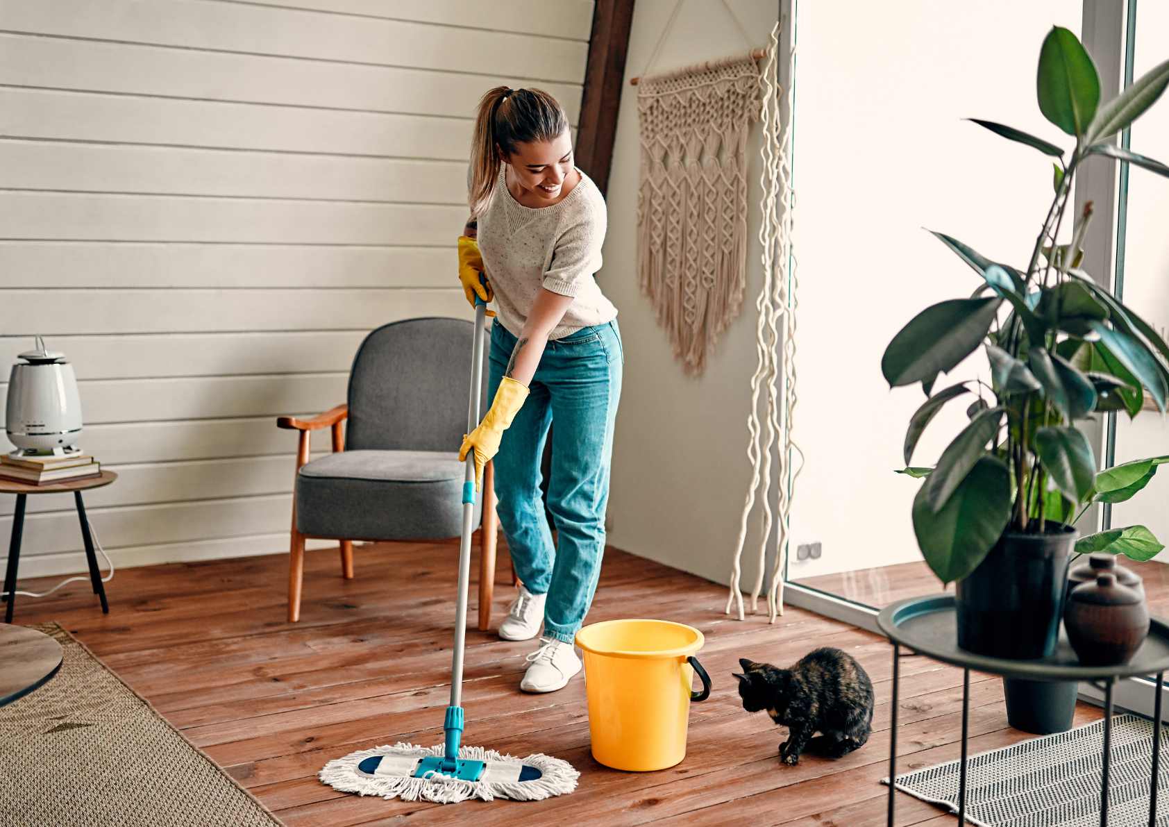 green-clean-mopping