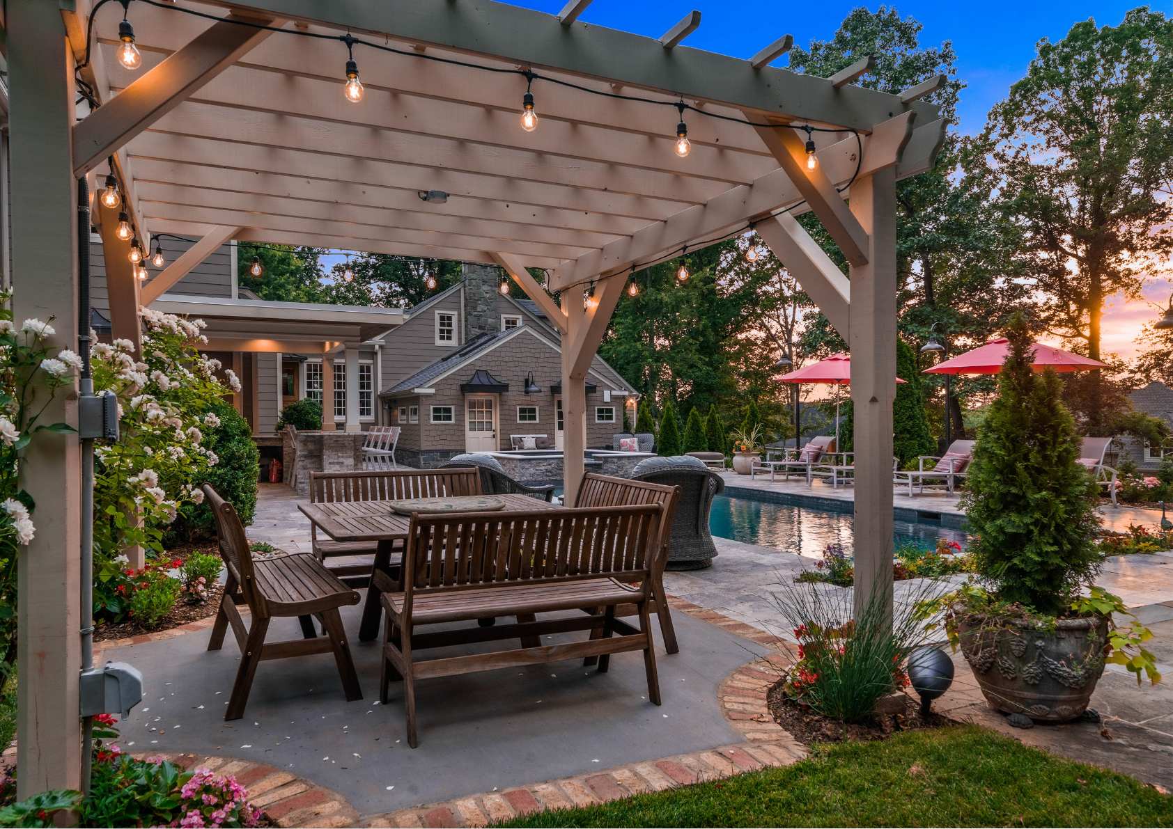 elevated-outdoor-dining-pool