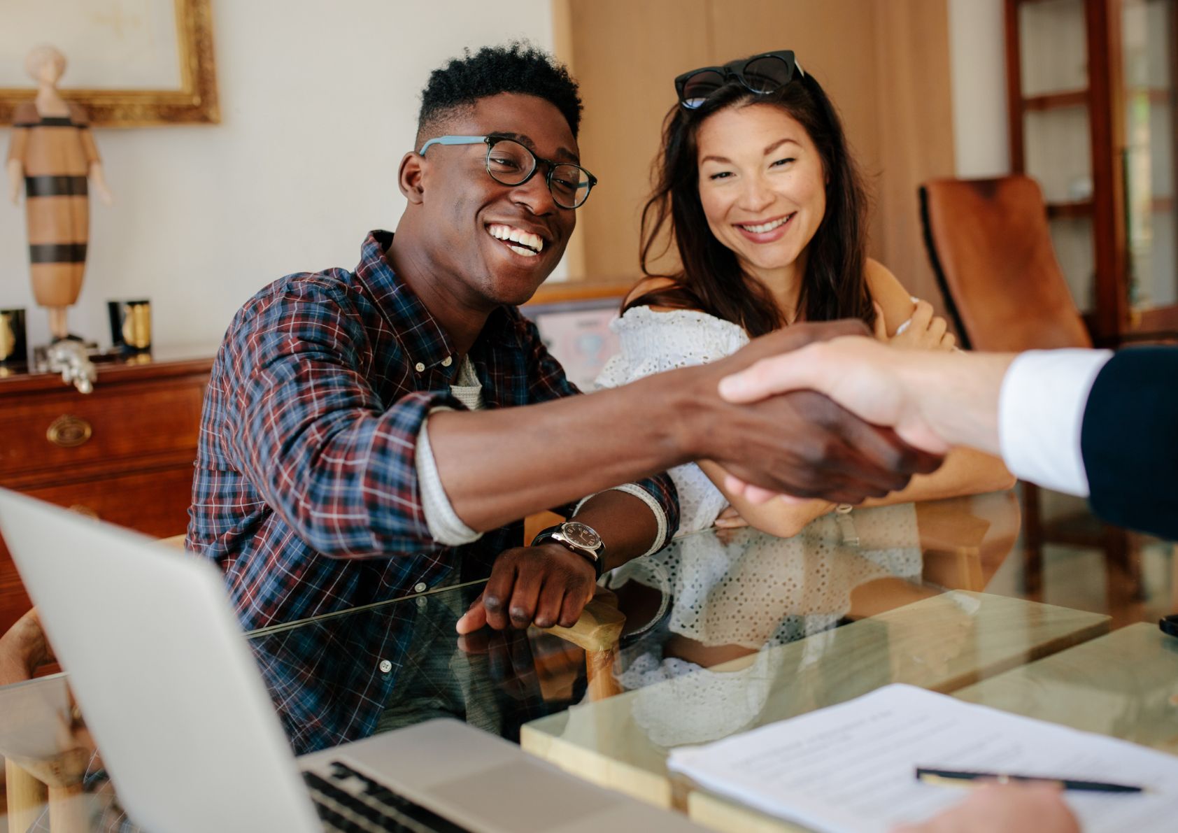 couple-real-estate-agreement