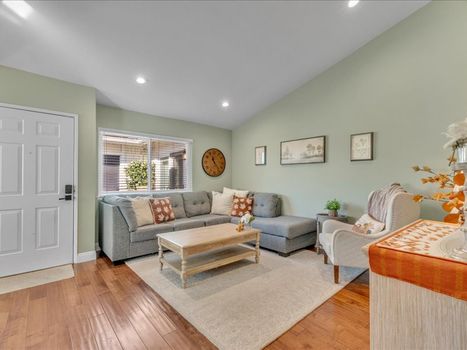 4566 N. Canyonlands Rd. Moorpark, CA 93021 (11)