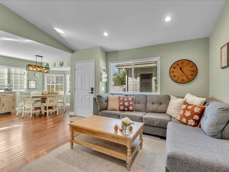 4566 N. Canyonlands Rd. Moorpark, CA 93021 (12)