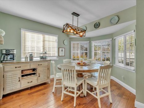 4566 N. Canyonlands Rd. Moorpark, CA 93021 (13)