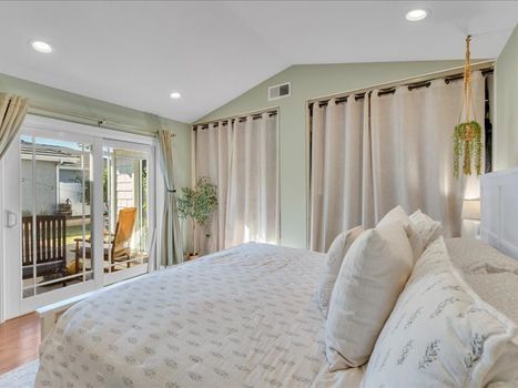 4566 N. Canyonlands Rd. Moorpark, CA 93021 (32)