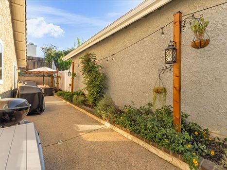 4566 N. Canyonlands Rd. Moorpark, CA 93021 (35)