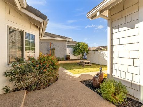 4566 N. Canyonlands Rd. Moorpark, CA 93021 (42)