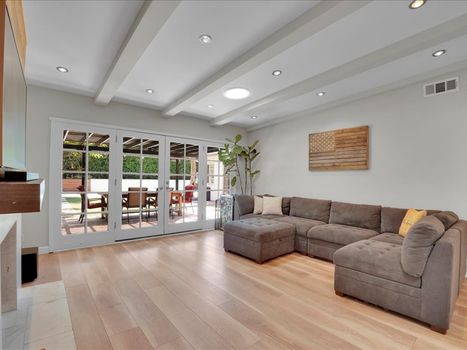 22263 Avenue San Luis Woodland Hills, CA 91364 (10)