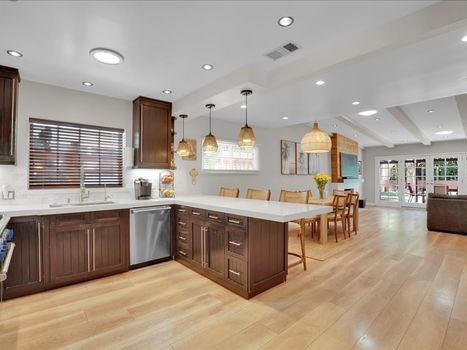 22263 Avenue San Luis Woodland Hills, CA 91364 (19)