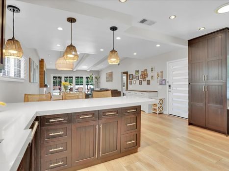22263 Avenue San Luis Woodland Hills, CA 91364 (20)