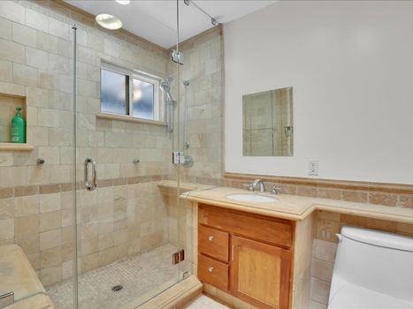 22263 Avenue San Luis Woodland Hills, CA 91364 (24)