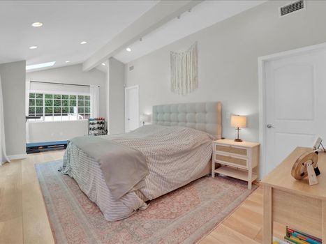 22263 Avenue San Luis Woodland Hills, CA 91364 (26)