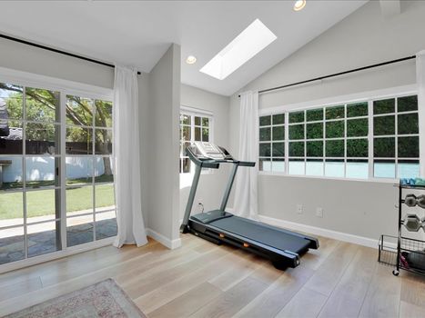 22263 Avenue San Luis Woodland Hills, CA 91364 (29)