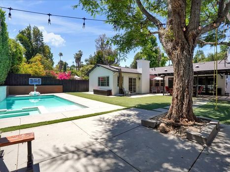 22263 Avenue San Luis Woodland Hills, CA 91364 (37)