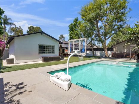 22263 Avenue San Luis Woodland Hills, CA 91364 (38)