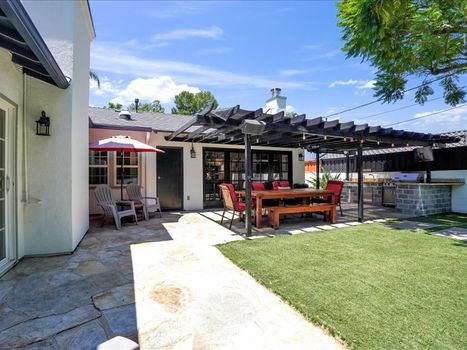 22263 Avenue San Luis Woodland Hills, CA 91364 (39)