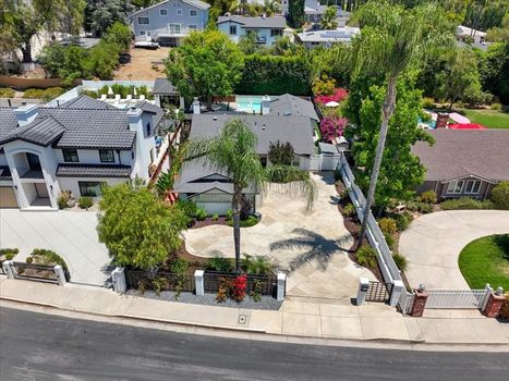 22263 Avenue San Luis Woodland Hills, CA 91364 (42)