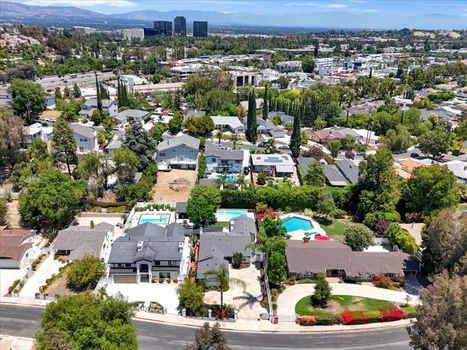22263 Avenue San Luis Woodland Hills, CA 91364 (43)