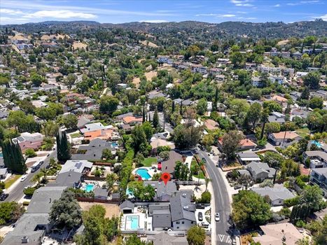22263 Avenue San Luis Woodland Hills, CA 91364 (44)