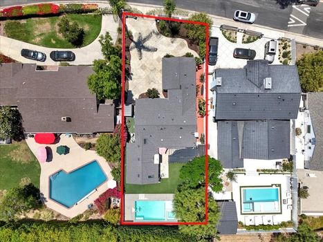 22263 Avenue San Luis Woodland Hills, CA 91364 (46)