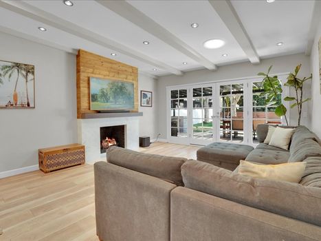 22263 Avenue San Luis Woodland Hills, CA 91364 (9)
