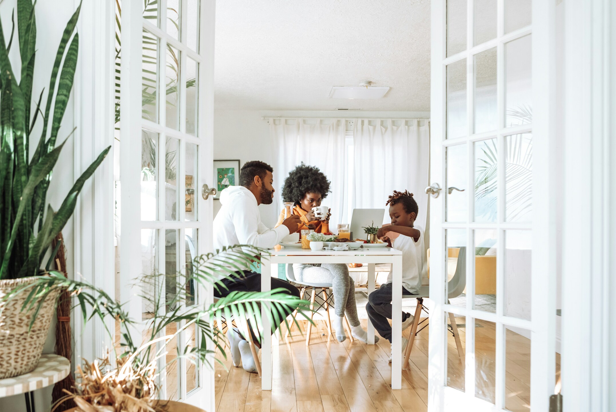 happy-african-family-dining