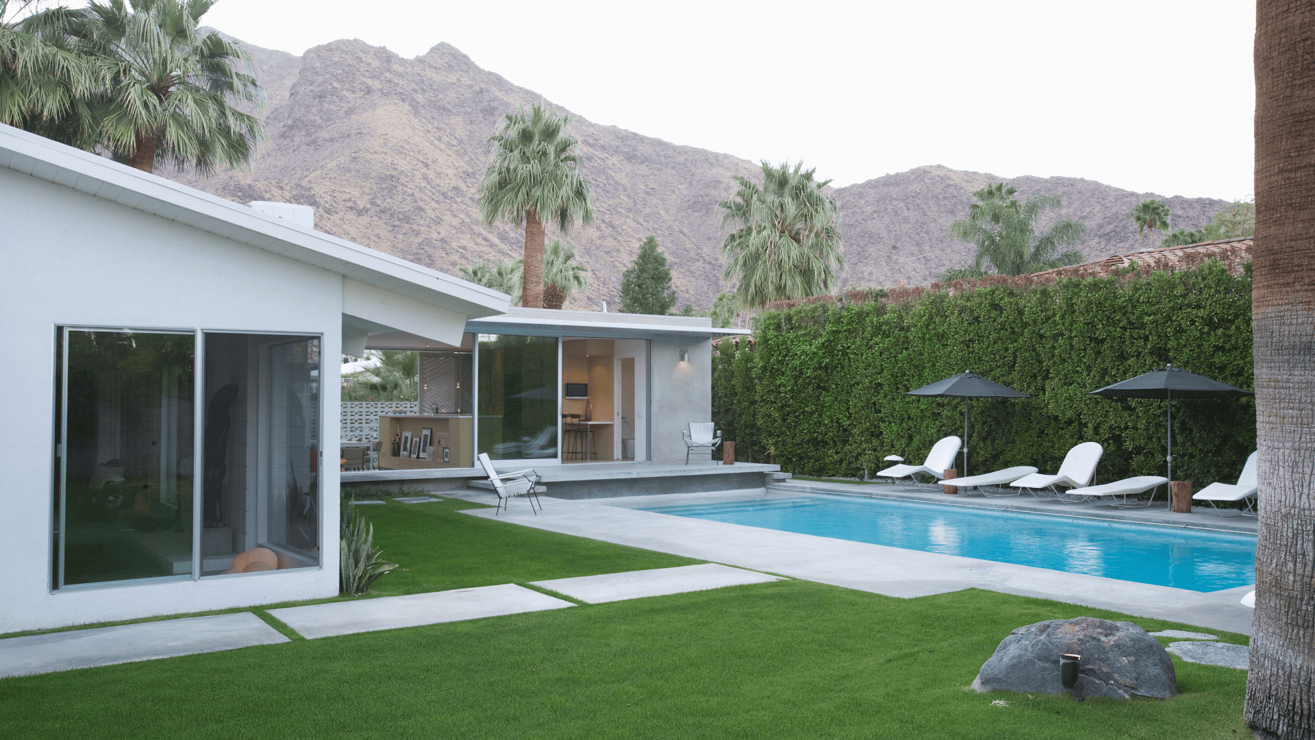 modern-one-story-house-with-pool