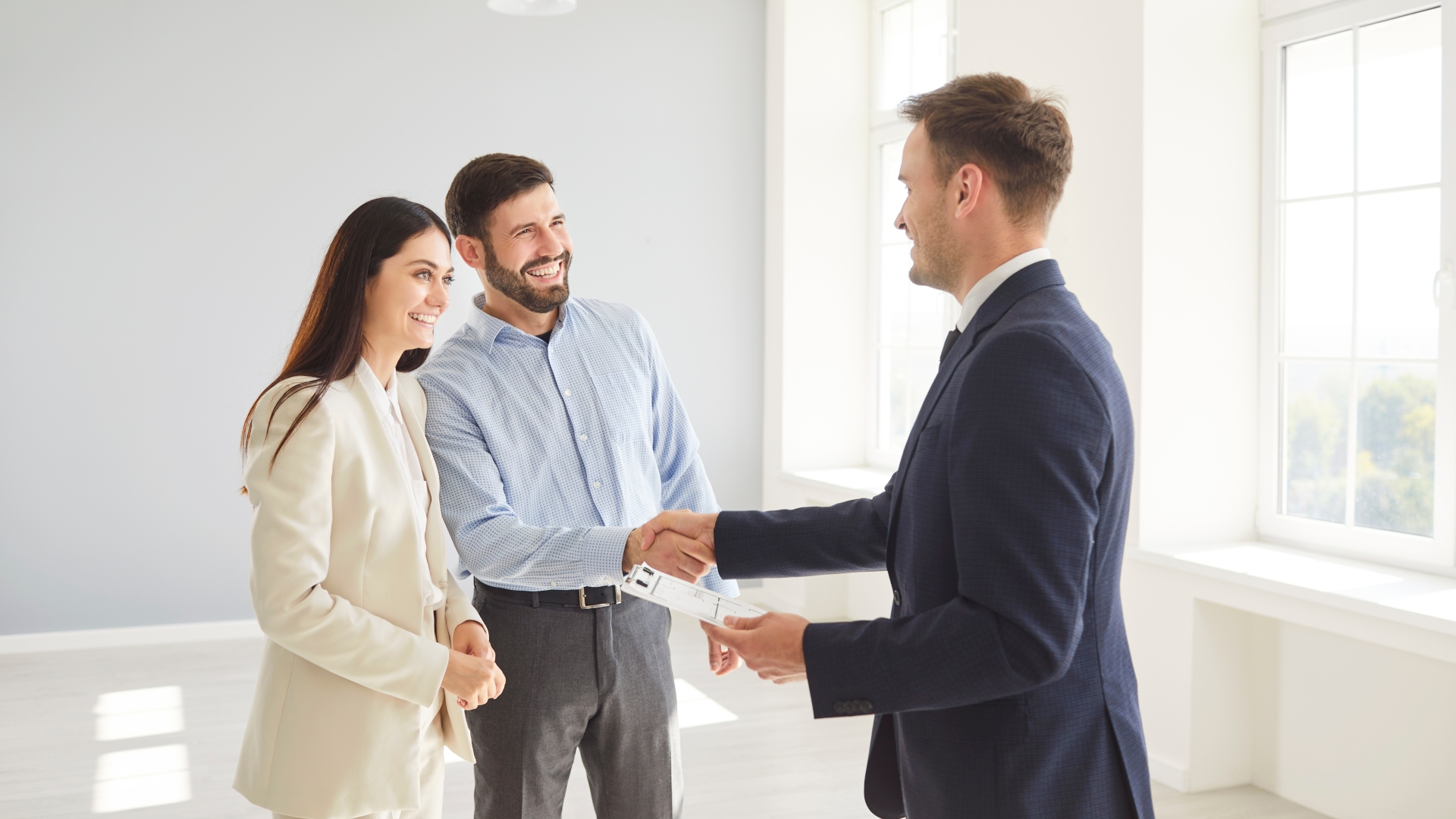 Family,Couple,Shakes,Hands,With,A,Real,Estate,Agent,Or