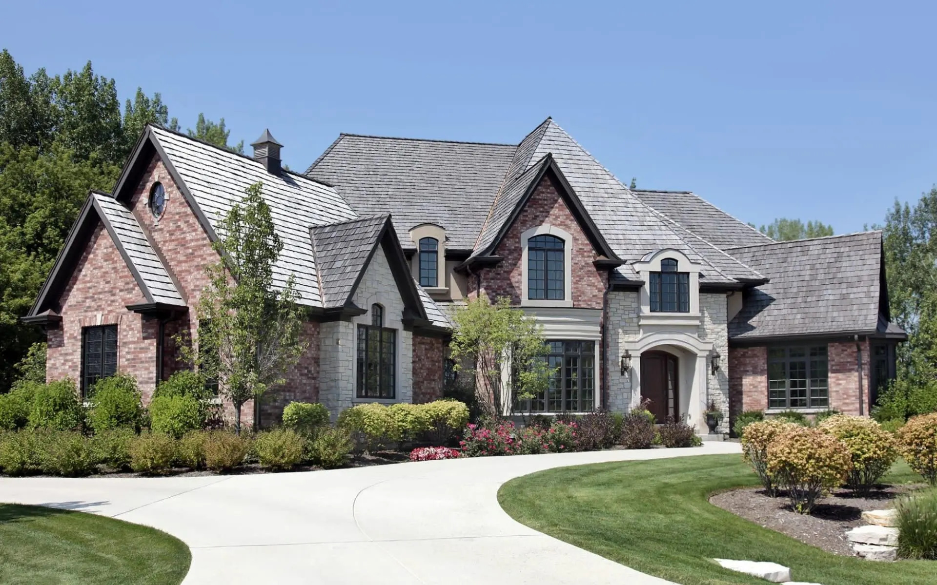 9-landscaping-techniques-that-will-make-a-great-first-impression-for-your-hilltop-home