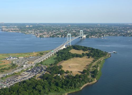 Bronx-Whitestone Bridge, suspension bridge, and Throgs Neck Bridge, suspension bridge, in New York City