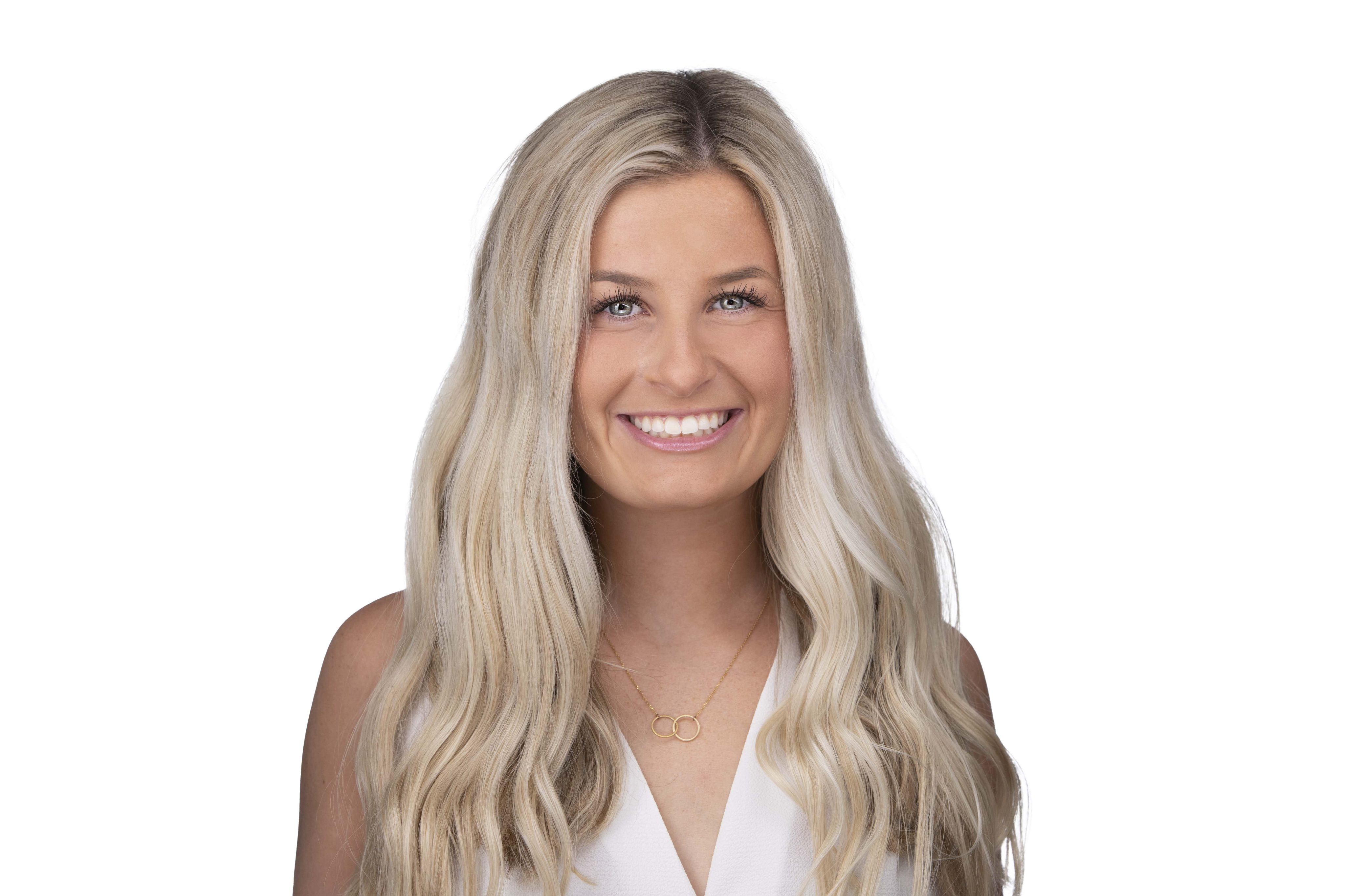 Grace Zakeri Headshot-min