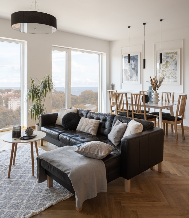 Spacious,Living,Room,With,Dining,Table,,Comfortable,,Black,Corner,Sofa