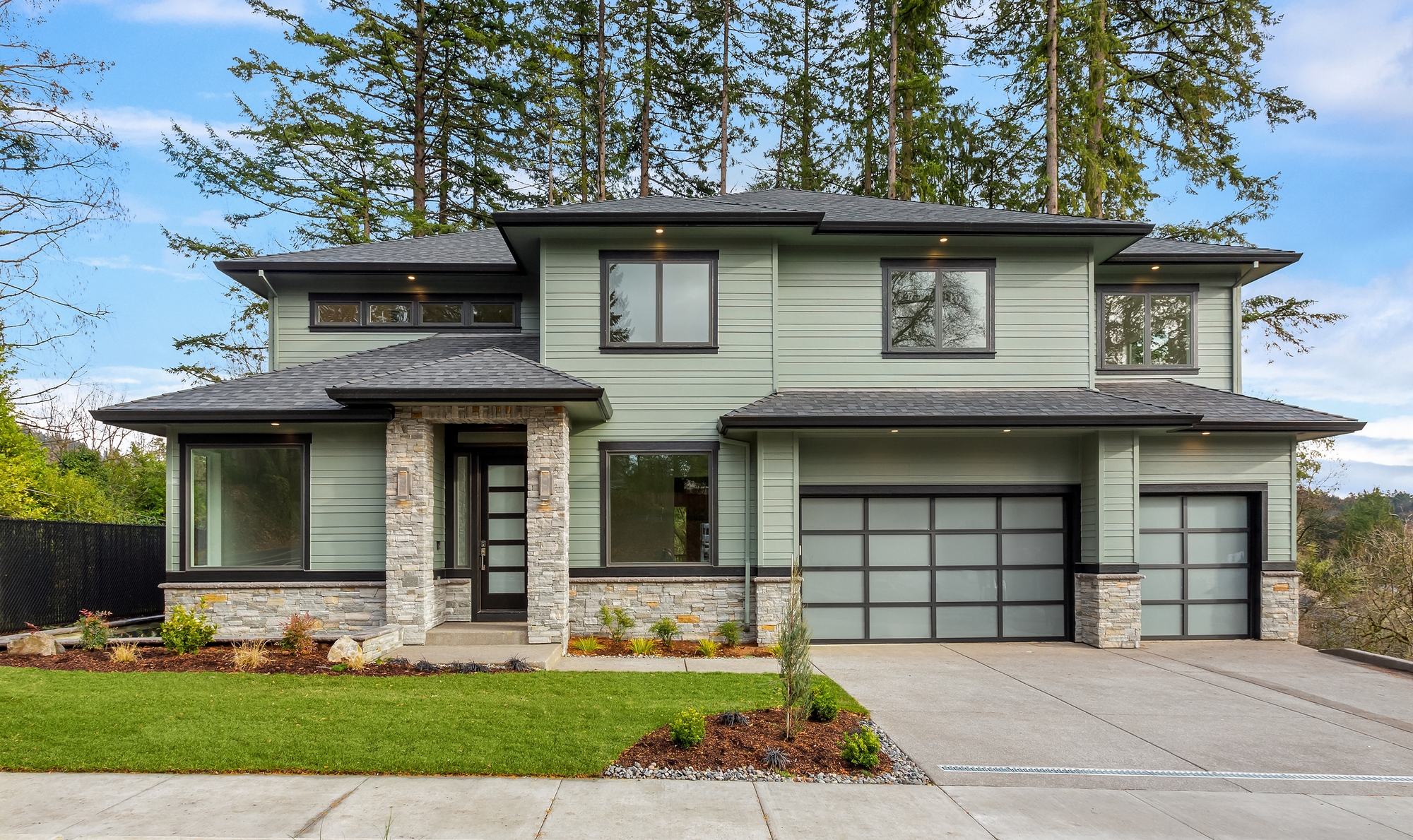 Beautiful,Modern,Luxury,Home,Exterior.,Features,Three,Car,Garage,,Two