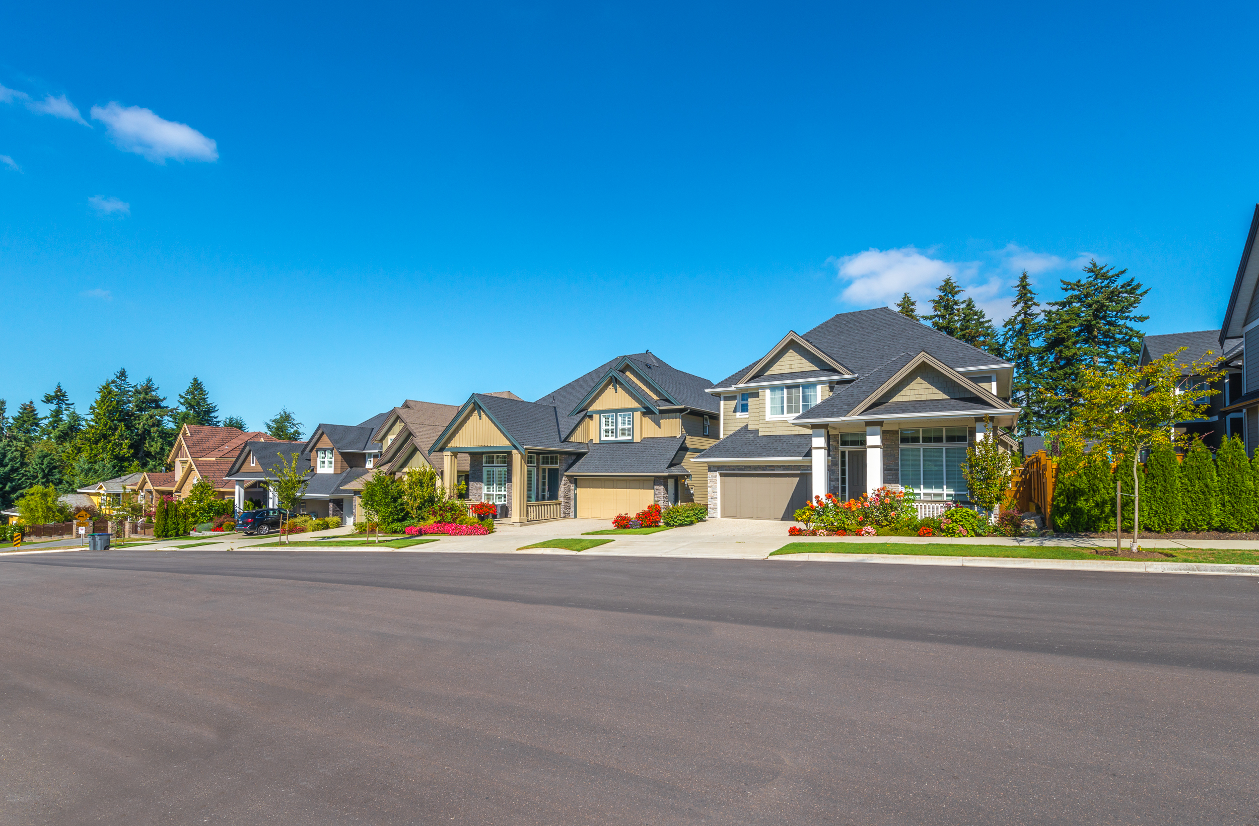 Nice,And,Comfortable,Neighborhood.,Some,Homes,On,Empty,Street,In