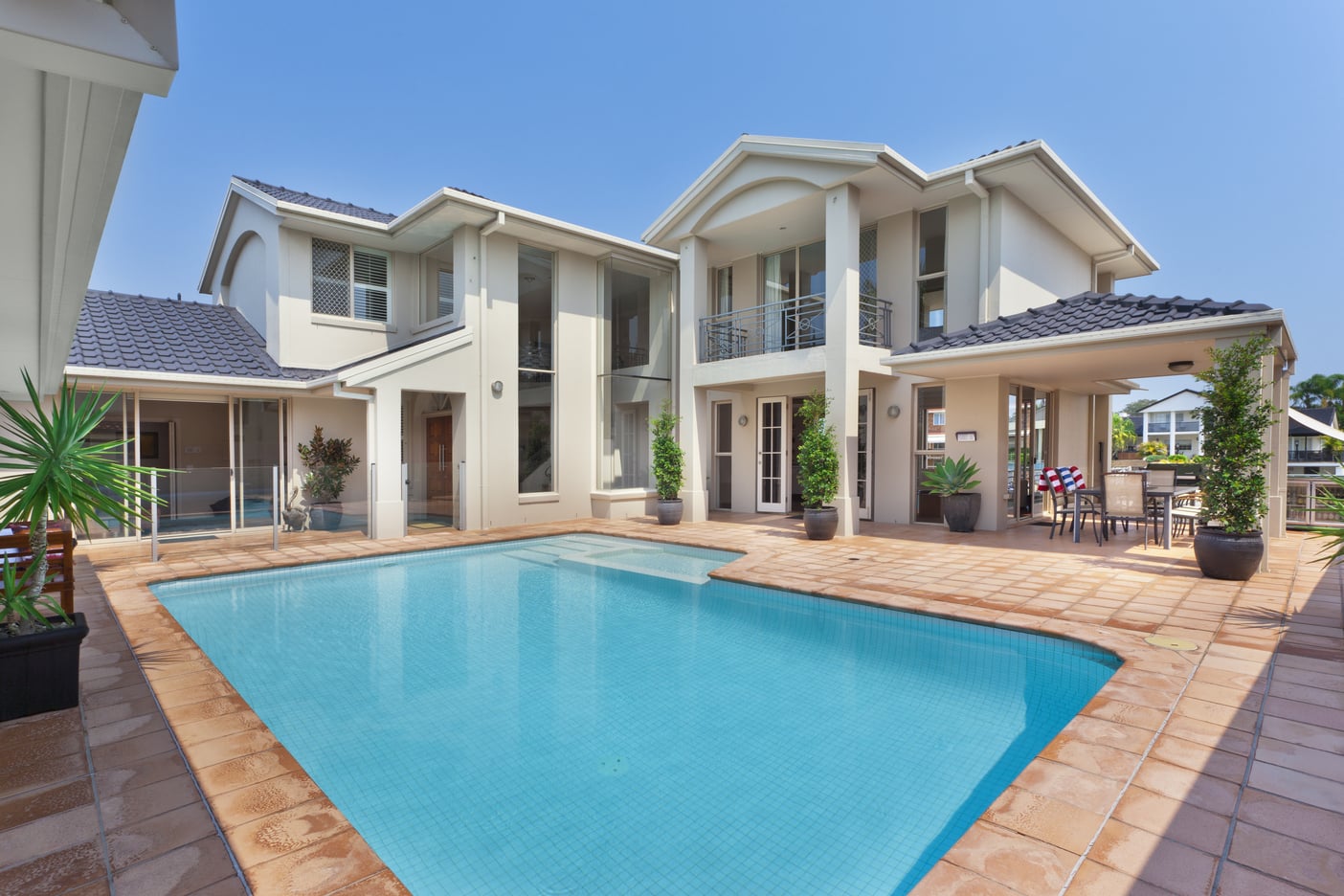 Backyard,With,Pool,In,Modern,Luxury,House