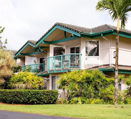 Vacation rental condos in Princeville one of the Kauai_s most celebrated communities. Ocean bluff resort area in Kauai, Hawaii with lush greenery and gorgeous ocean views. Vacation houses (1)