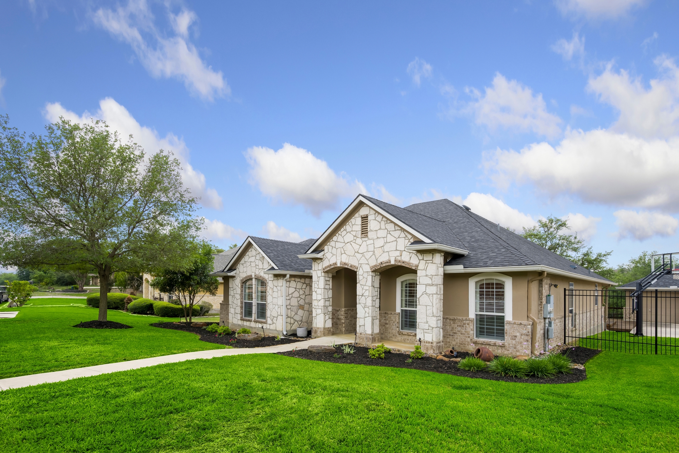 Dallas,,Texas,-,April,2023:,A,Home,With,A,Lawn