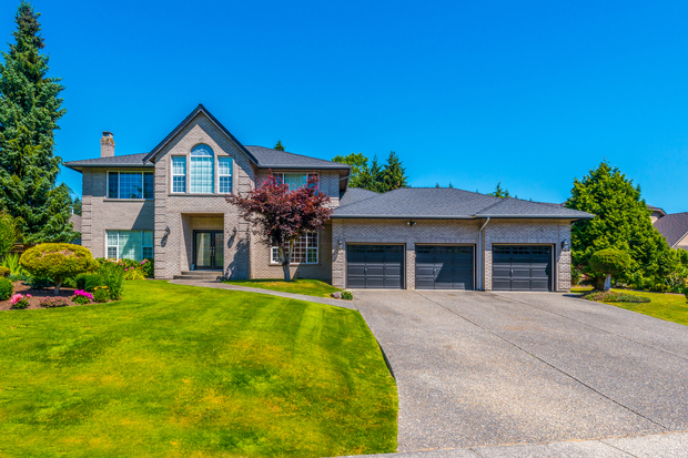 Big,Custom,Made,Luxury,House,With,Nicely,Trimmed,And,Landscaped