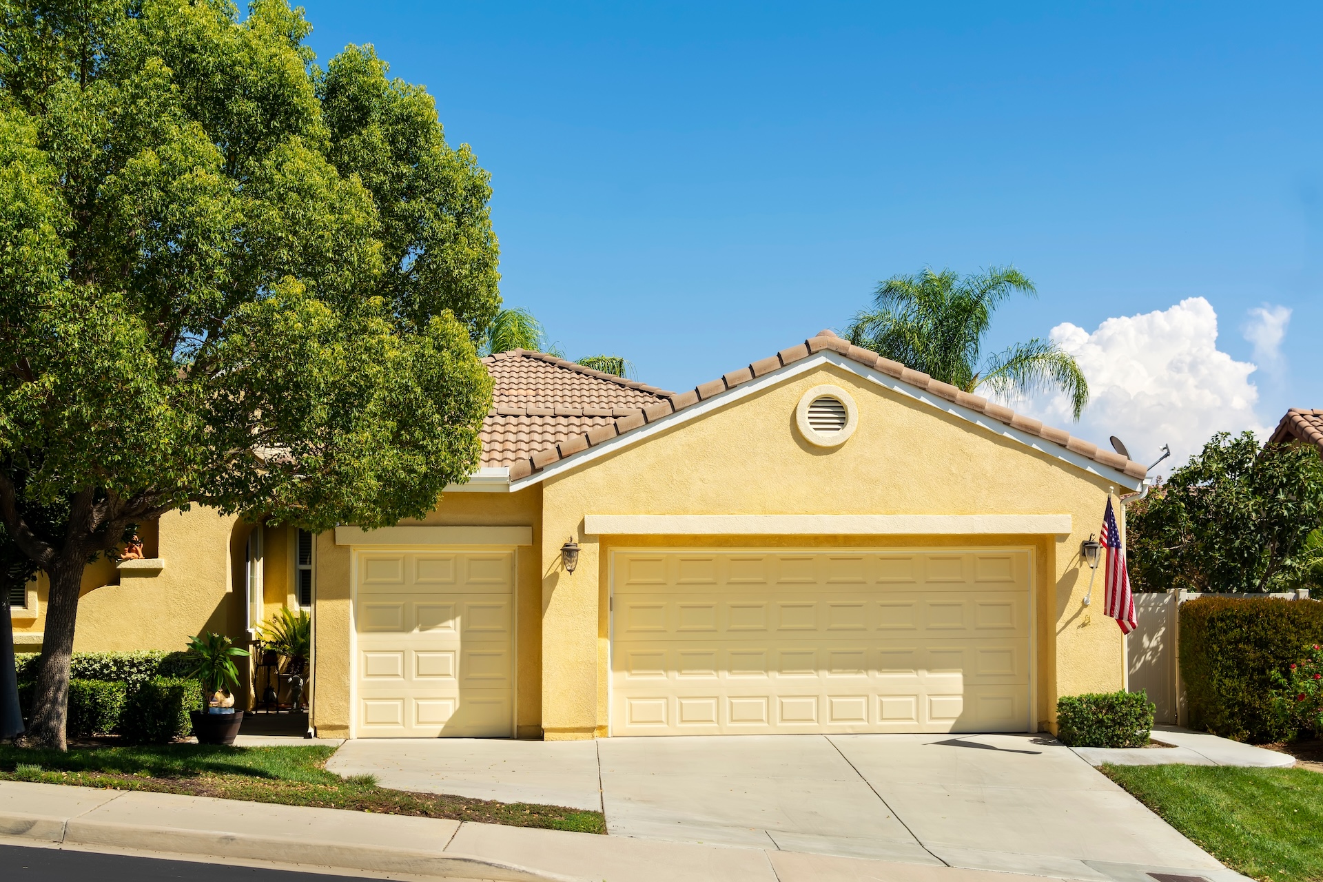 Garage-Doors-of-a-single-family-home-in-California