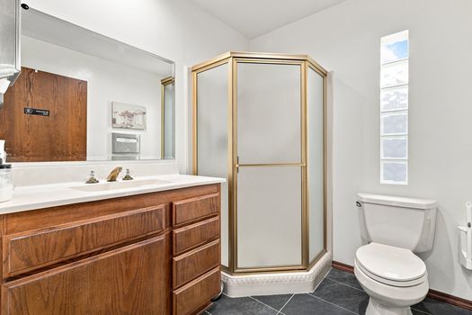 38 Upstairs Full Bathroom