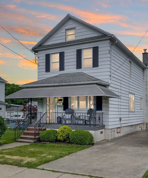 Home,Exterior,At,Twilight,In,Pennsylvania
