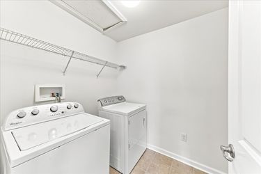 22-33 Barkley Ct-32