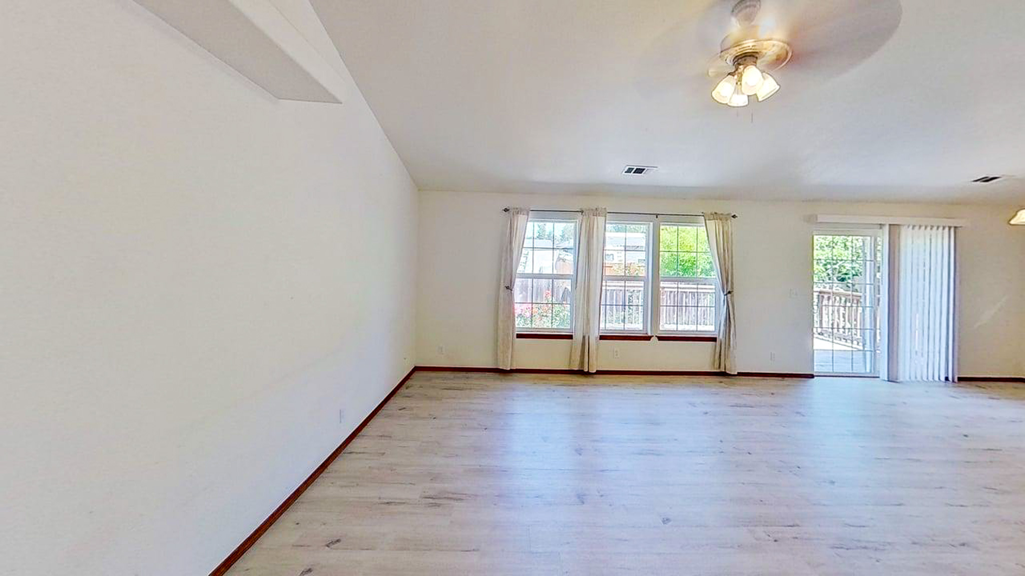 Roseburg Oregon home around $350k living room