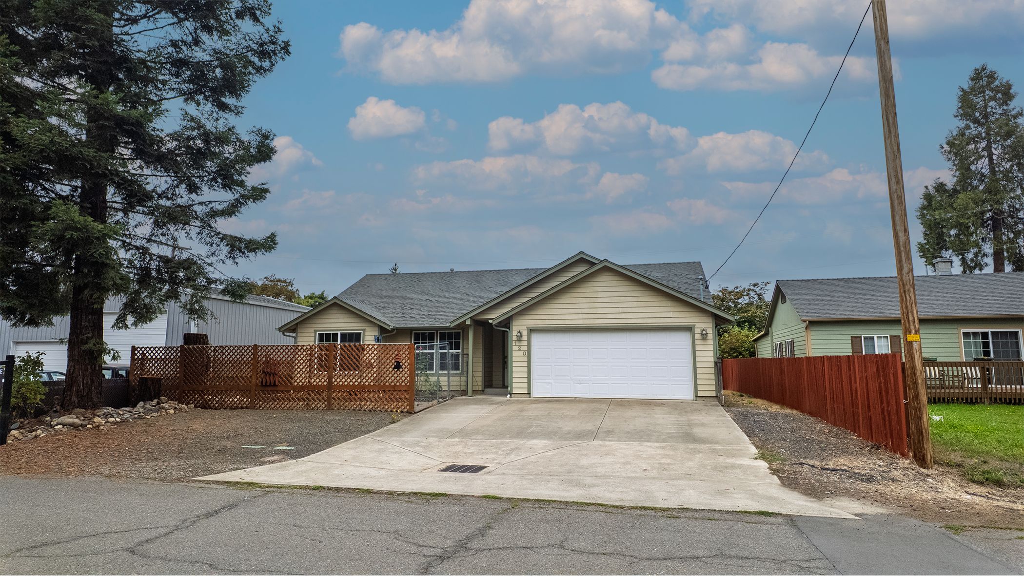 Roseburg Oregon home around $350k living room