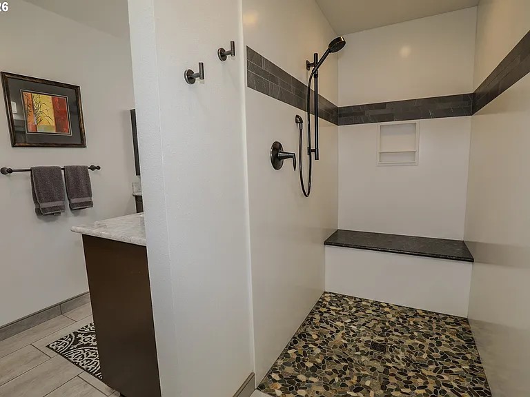 Roseburg Oregon home around $500k Primary Bath