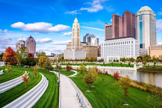 Columbus_Ohio_USA_skyline_on_the_Scioto_River.-min_1_17