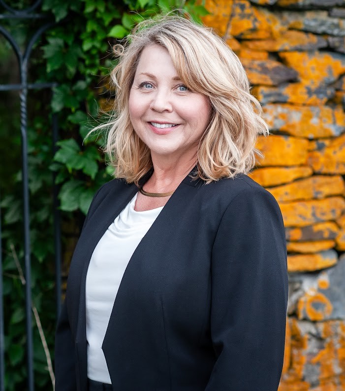 mary headshot 1 cropped